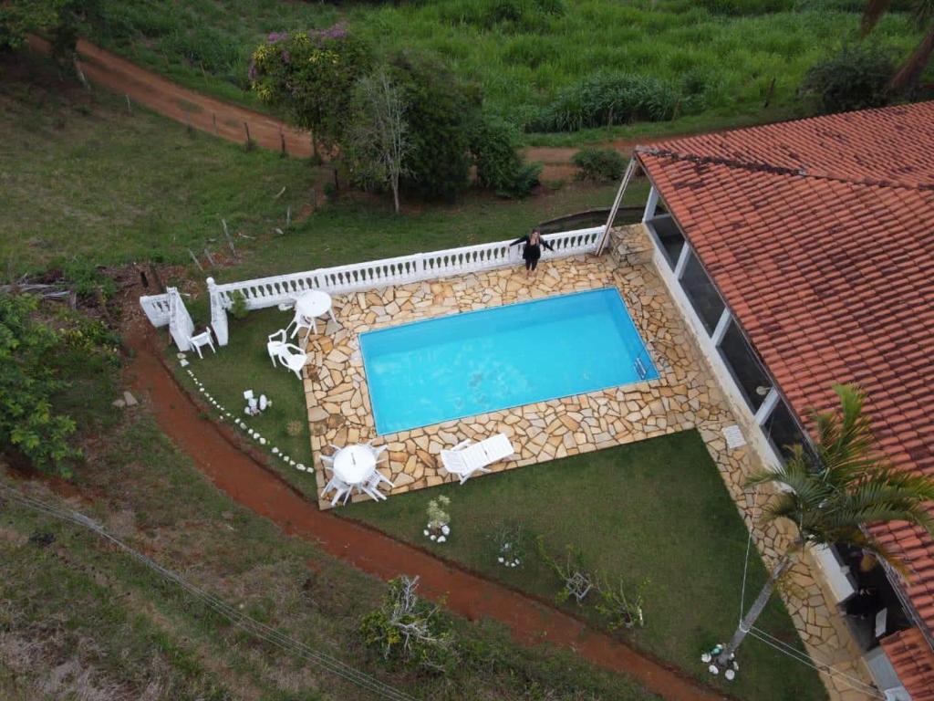 una vista aérea de una piscina en una casa en Sitio Canto Alegre en Conservatória