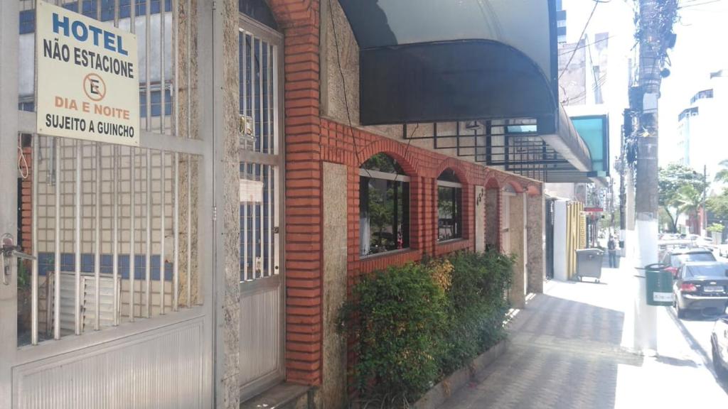a brick building with a sign on the side of it at Missouri Hotel in São Paulo