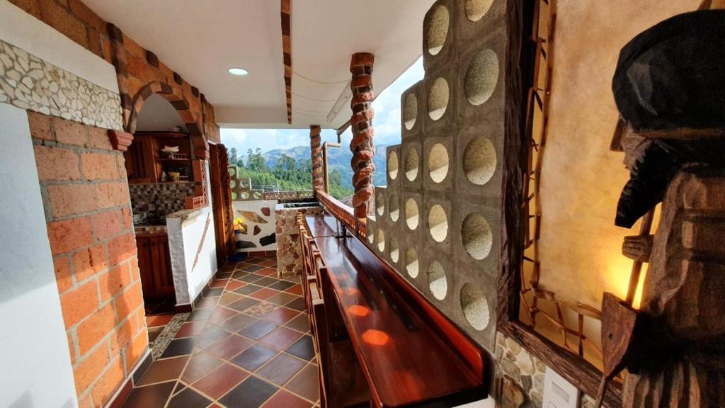 um quarto com uma pista de bowling numa casa em El Quijote Apartahotel em Jericó