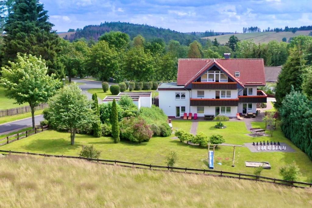 una vista aérea de una casa con un gran patio en Haus Jasmin, en Sankt Andreasberg