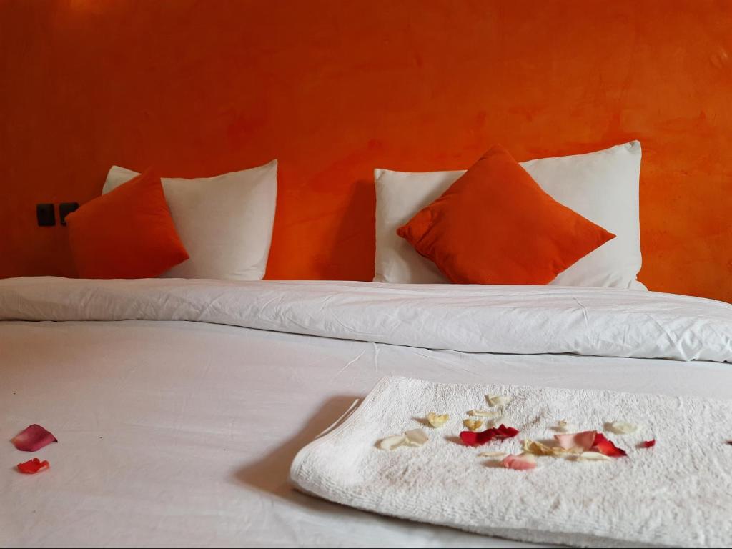 Postel nebo postele na pokoji v ubytování Hotel Riad Amlal