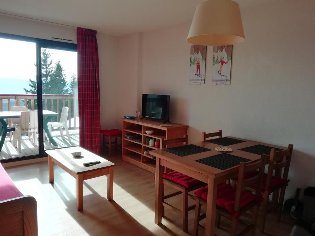 TV a/nebo společenská místnost v ubytování Font-Romeu près des pistes - Appartement 2 pièces très lumineux avec terrasse et vue panoramique