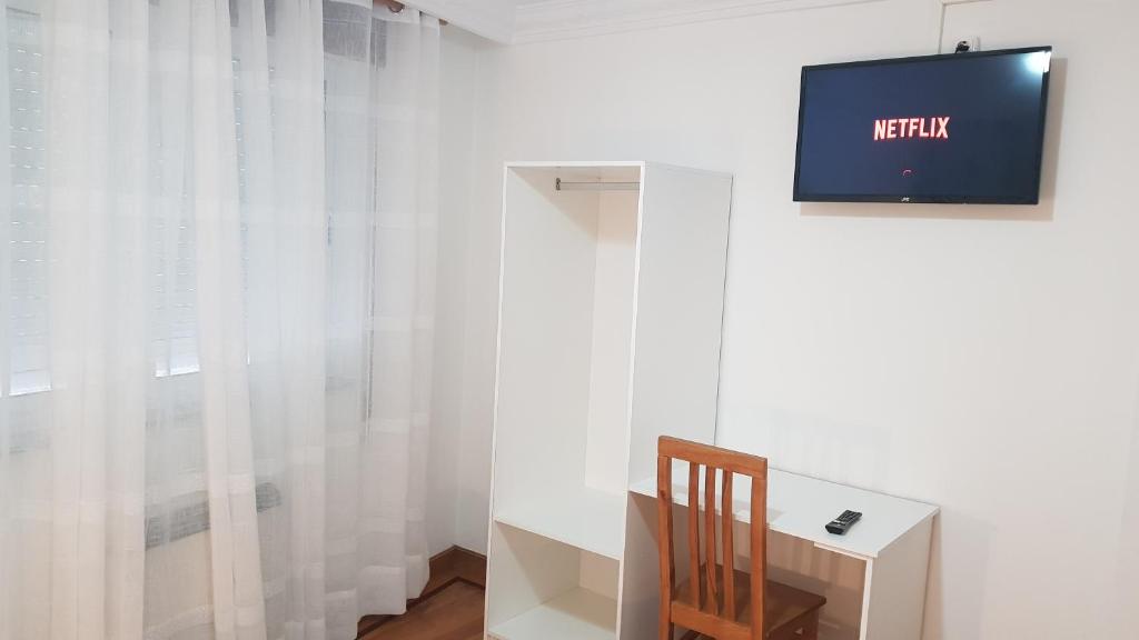 Televízia a/alebo spoločenská miestnosť v ubytovaní Apartamentos Shalom Ribadeo