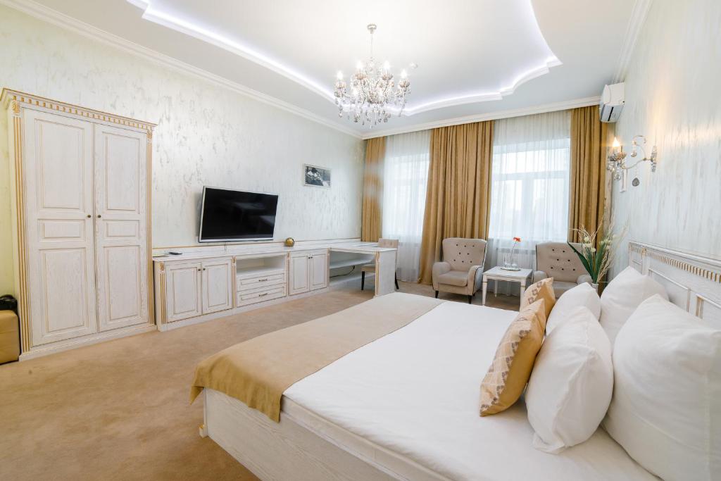 モスクワにあるHotel Invite Lyublinoの大きなベッドルーム(大型ベッド1台、テレビ付)