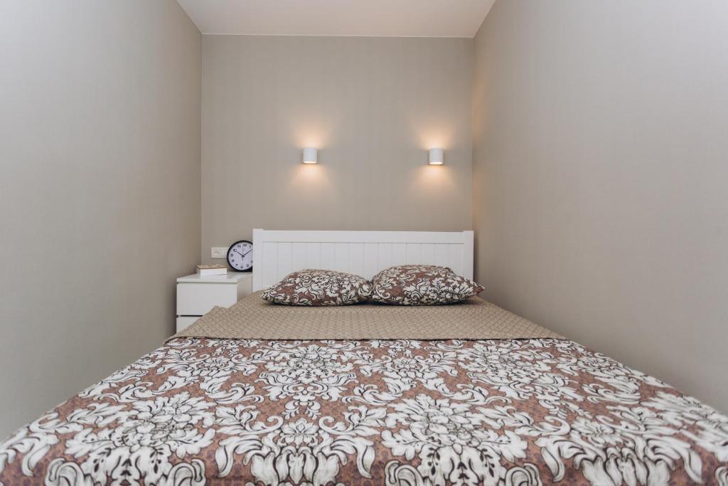 ein Schlafzimmer mit einem Bett mit zwei Kissen darauf in der Unterkunft Apart-hotel I. Sirko New Building 3 floor in Sumy