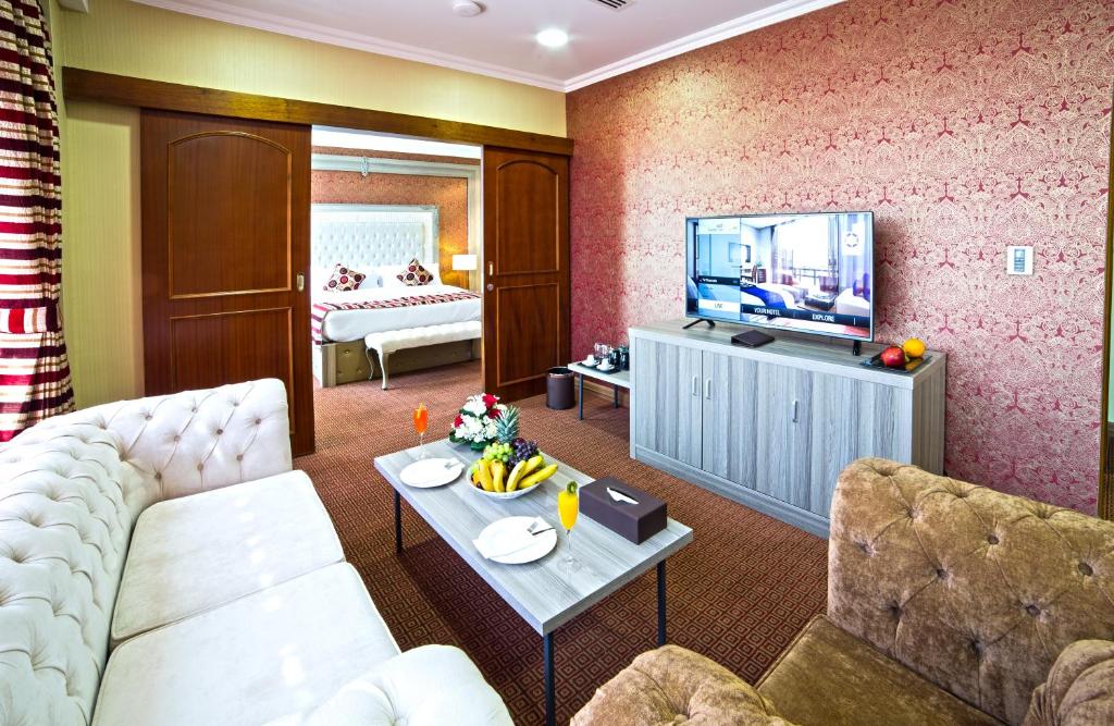 Sjónvarps- og/eða afþreyingartæki á Sapphire Plaza Hotel