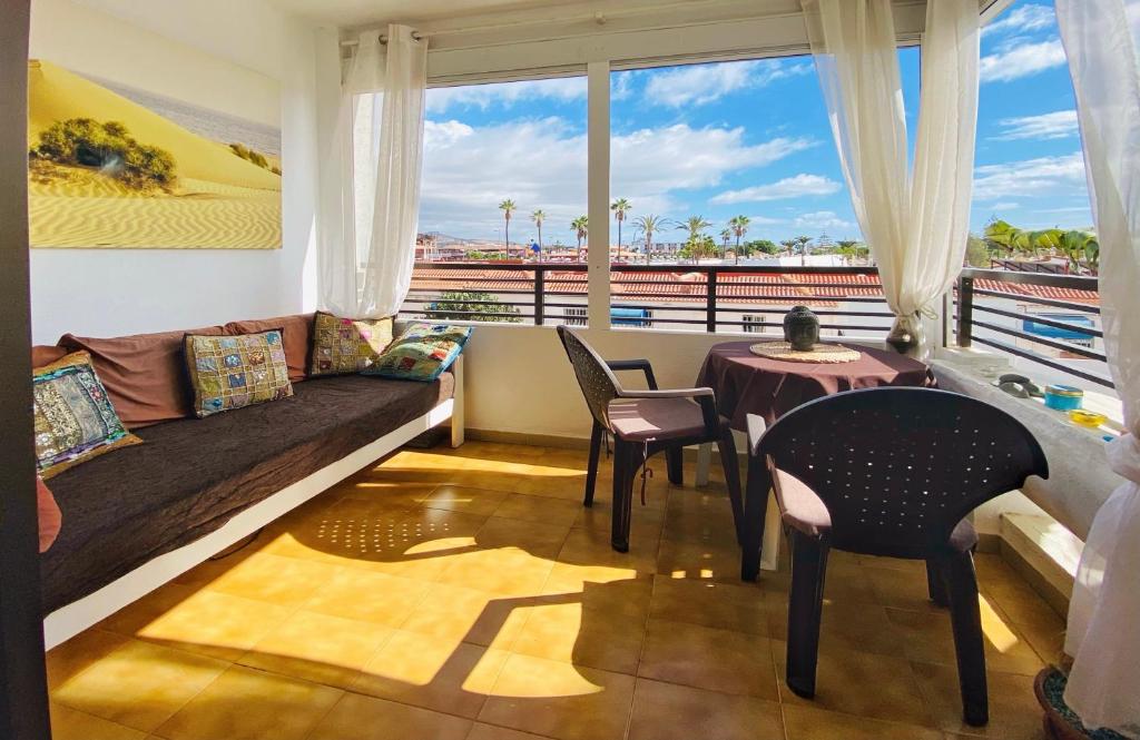 sala de estar con sofá y mesa en Yumbo/Iguazu Apartment, "Zen" style, en Playa del Inglés