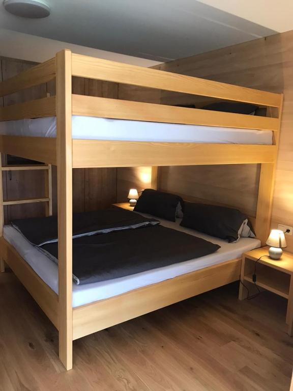 Postel nebo postele na pokoji v ubytování Ferienwohnung Schnetzer Au