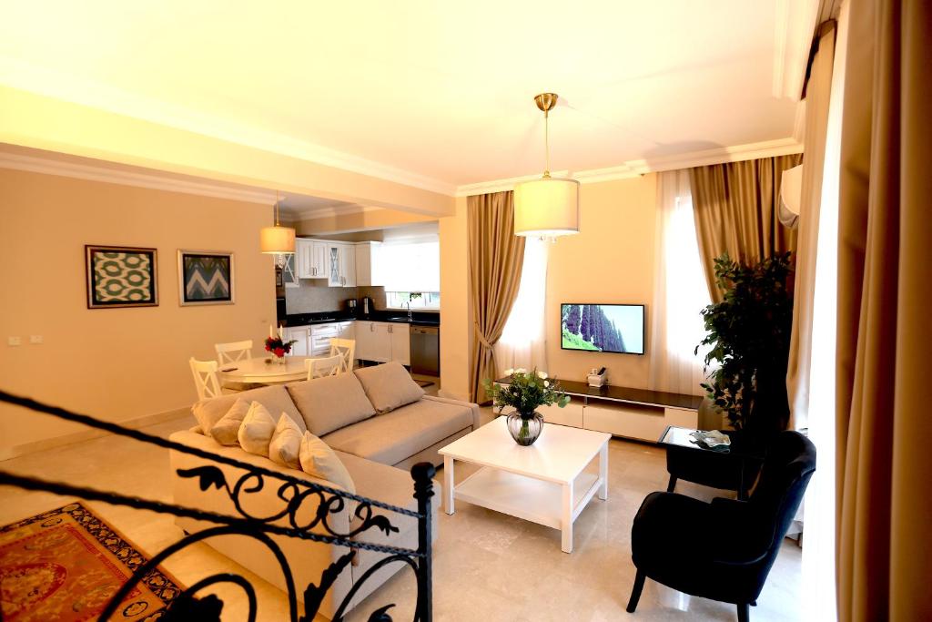 TV a/nebo společenská místnost v ubytování Kemer Residence
