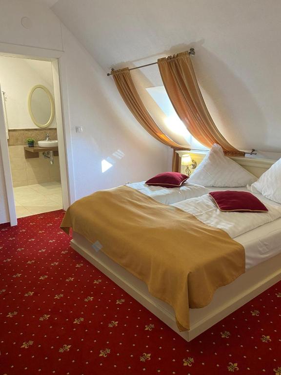 Postel nebo postele na pokoji v ubytování Palatul Brukenthal Avrig