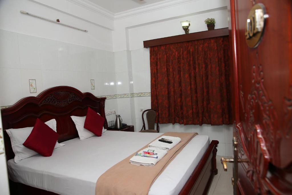 Postel nebo postele na pokoji v ubytování Grand View Residency Chennai