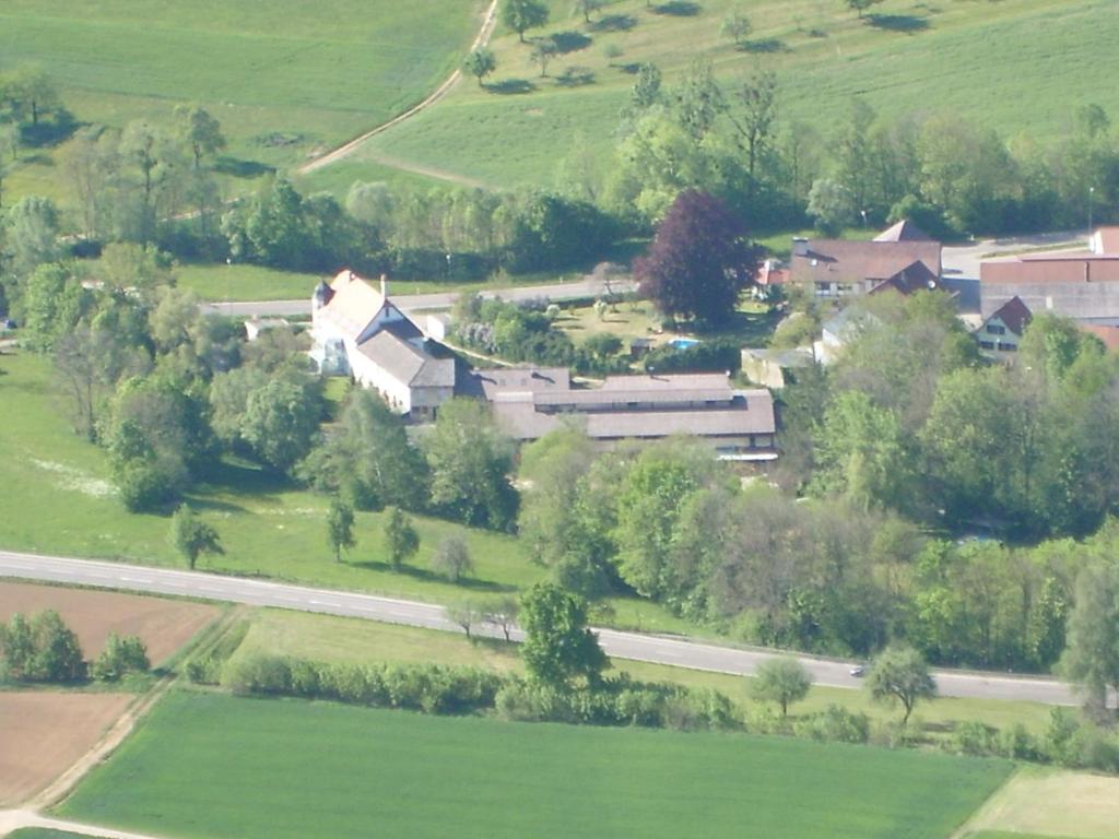 eine Luftansicht eines Hauses auf einem grünen Feld in der Unterkunft Gästehaus am Reiterhof Mutschler in Donzdorf