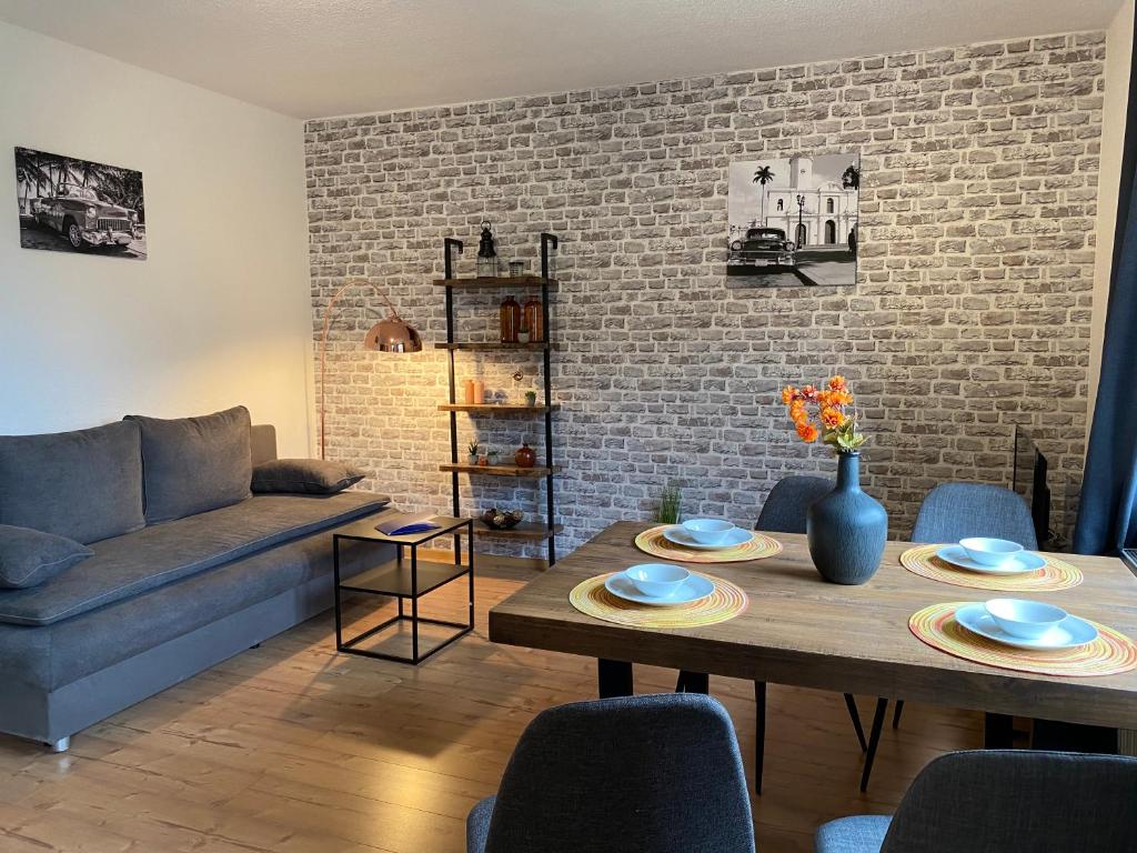 een woonkamer met een tafel en een bank bij Moderne Wohnung bei Duisburg Hbf. in Duisburg