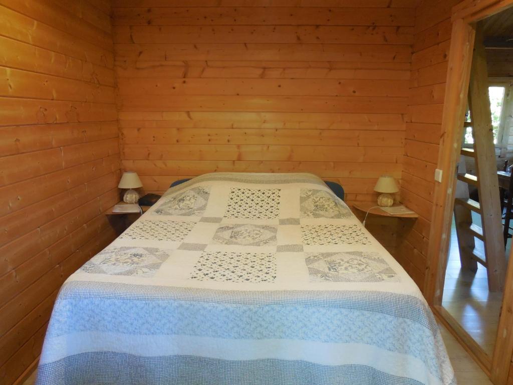 Postel nebo postele na pokoji v ubytování Le chalet bois de Célio