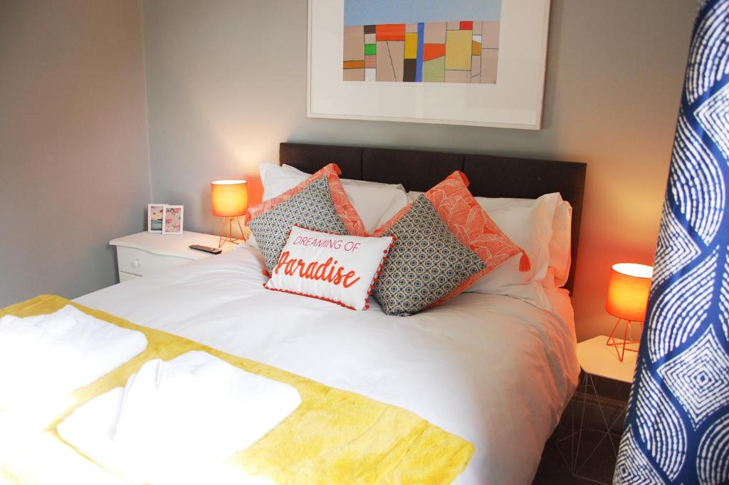 Un dormitorio con una cama con almohadas. en Bishy Road Retreat en York