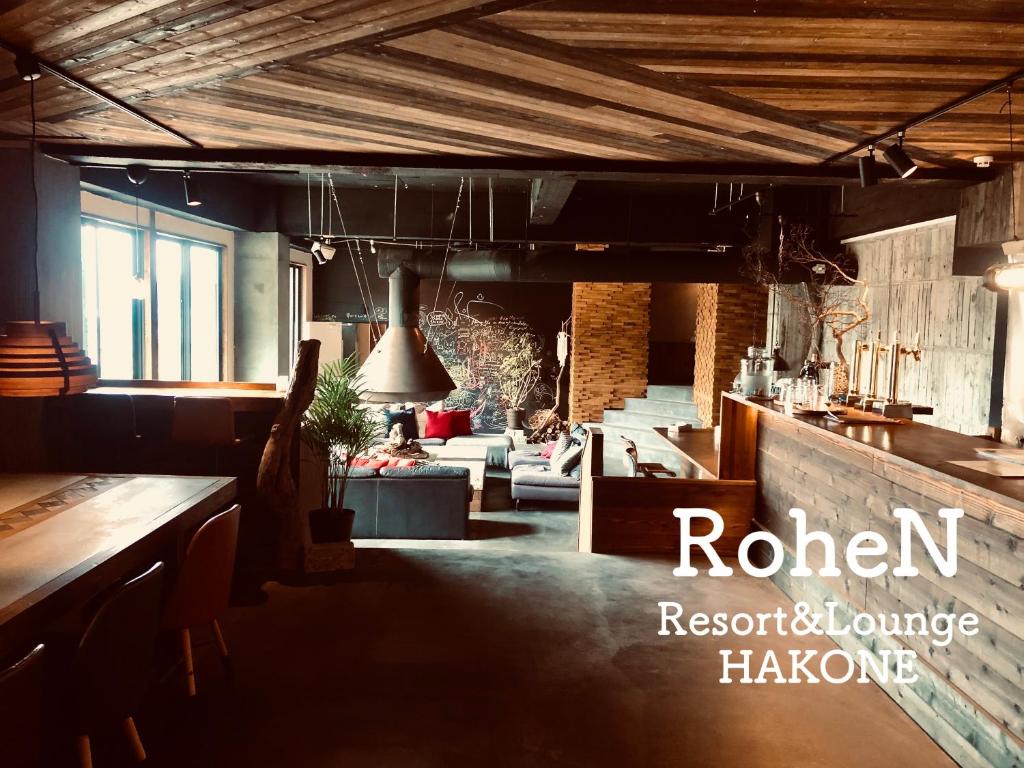 un restaurante con techos de madera y una sala de estar. en RoheN Resort&Lounge HAKONE, en Hakone