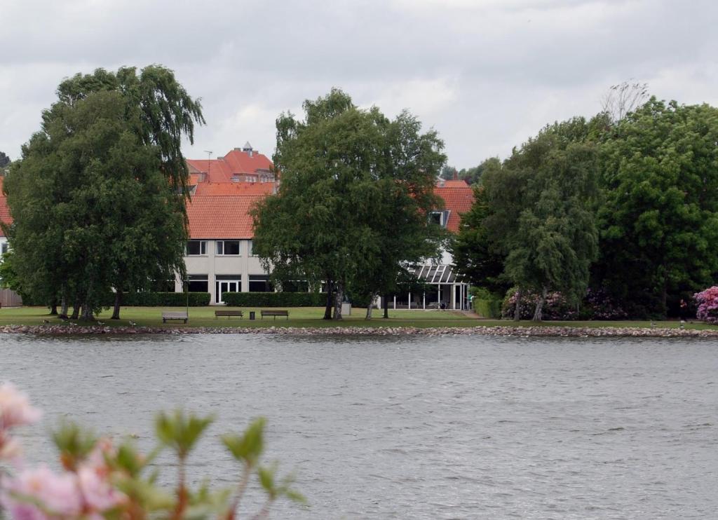 una gran masa de agua frente a un edificio en Hotel Norden, en Haderslev