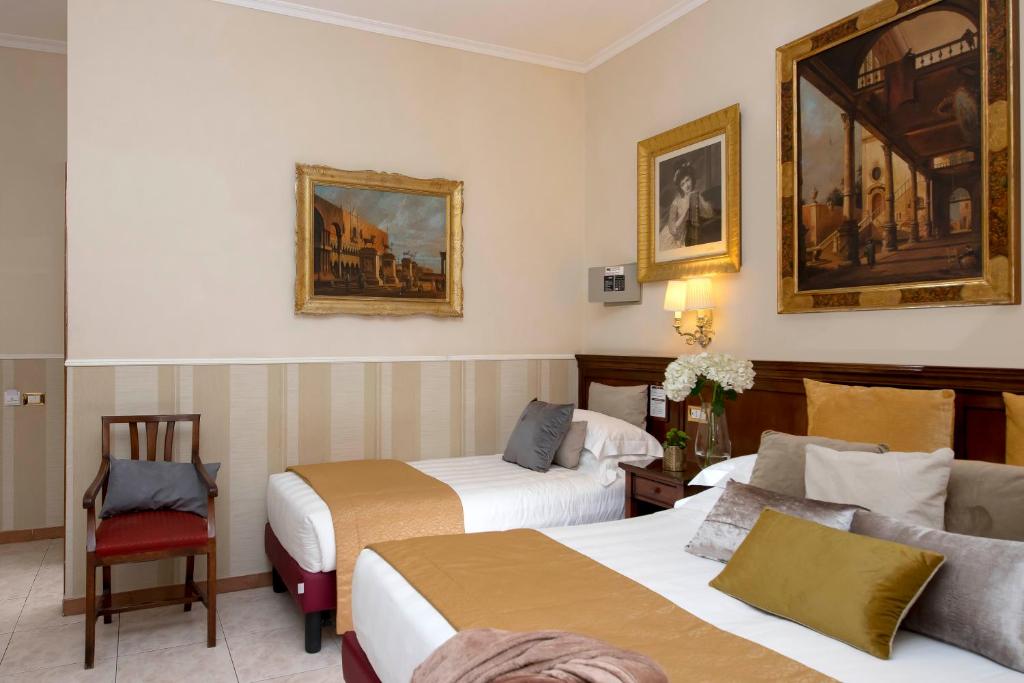 Postel nebo postele na pokoji v ubytování Hotel Des Artistes Roma