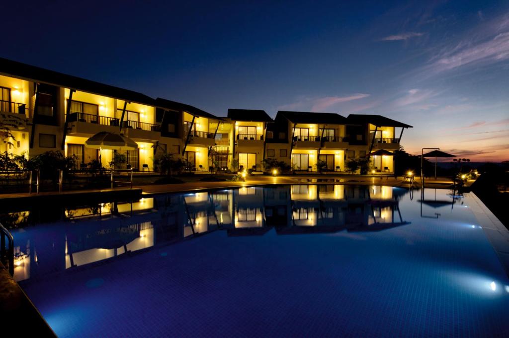 Bazén v ubytování Regenta Resort Soma Vine Village Nashik nebo v jeho okolí