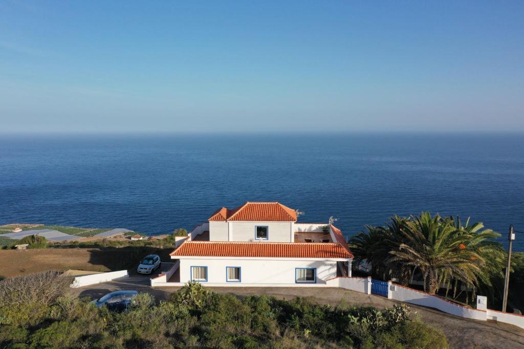 una casa en una colina con el océano en el fondo en Cielo Y Mar, en Puntallana