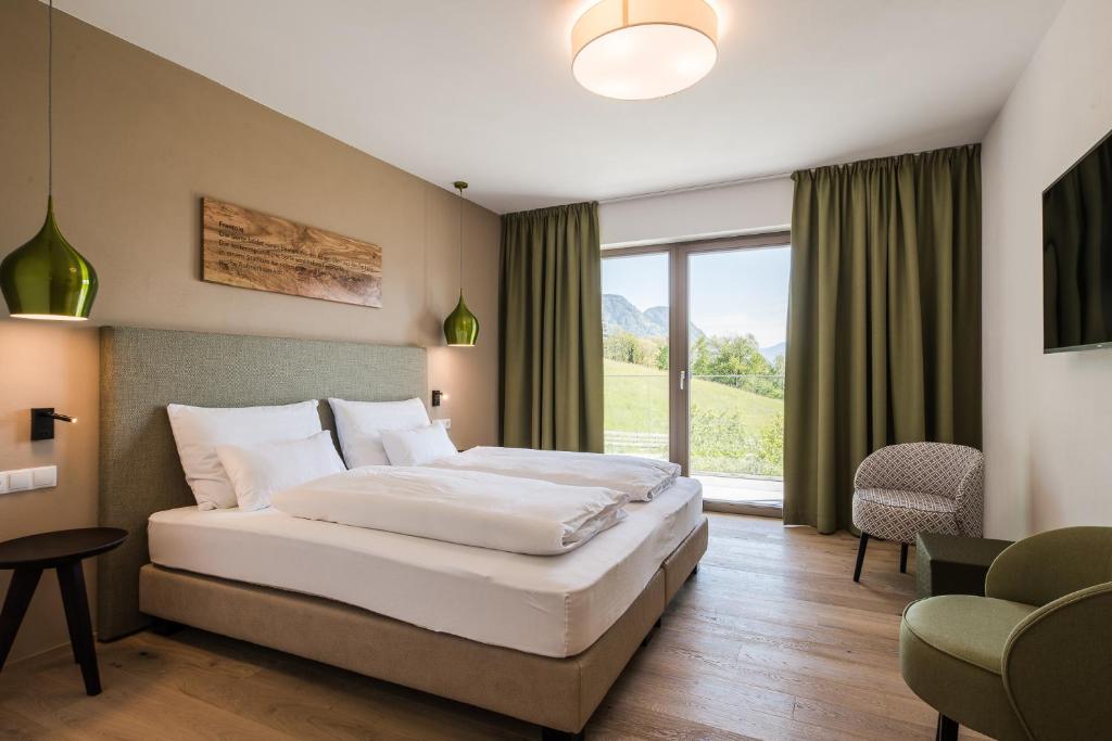 Postel nebo postele na pokoji v ubytování Oliven- & Genusshotel Hirzer