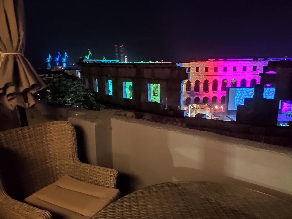 una sedia su un balcone con vista su un edificio di Best view Pula a Pola (Pula)