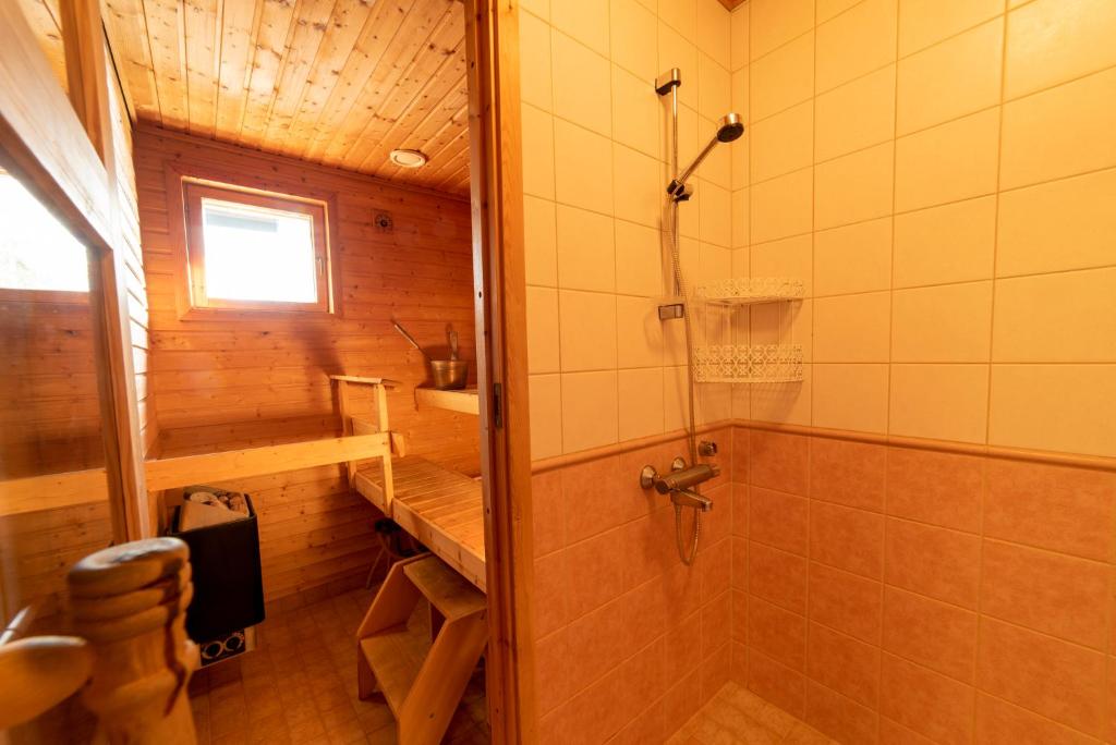 Koupelna v ubytování Lapin Lumilomat