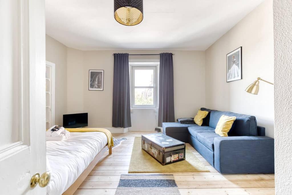 Bright and Cosy West End Quarters