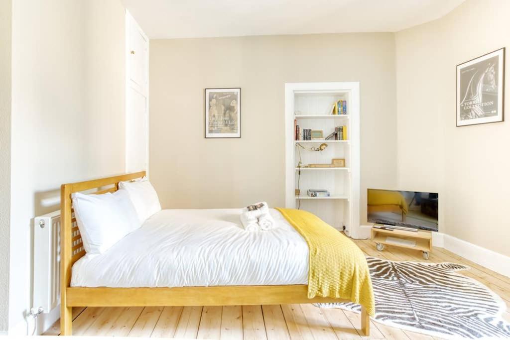 Bright and Cosy West End Quarters