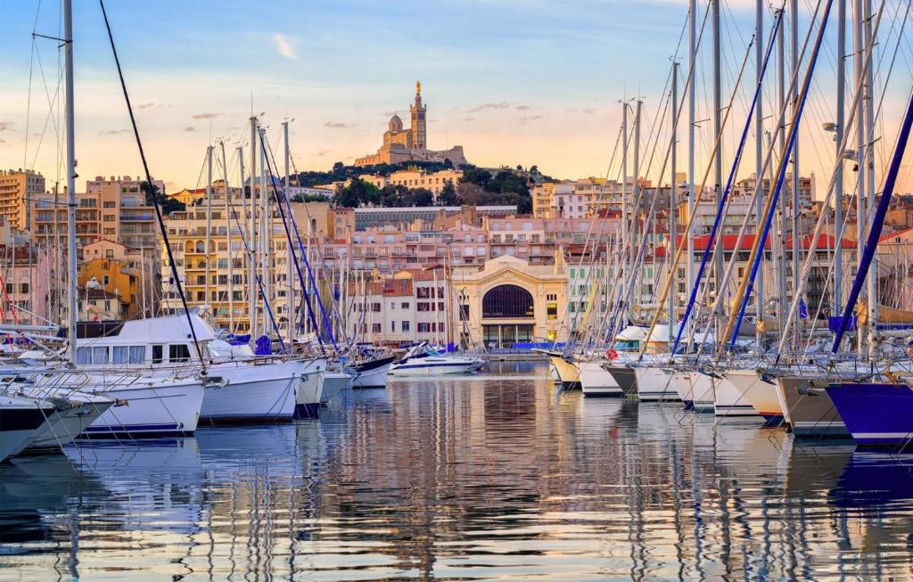 Hypercentre Joliette, Port Maritime, Docks Village, Marseille – Tarifs 2024