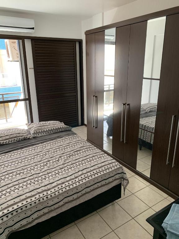  Apartamento 2 suítes e 2 quartos pé na areia