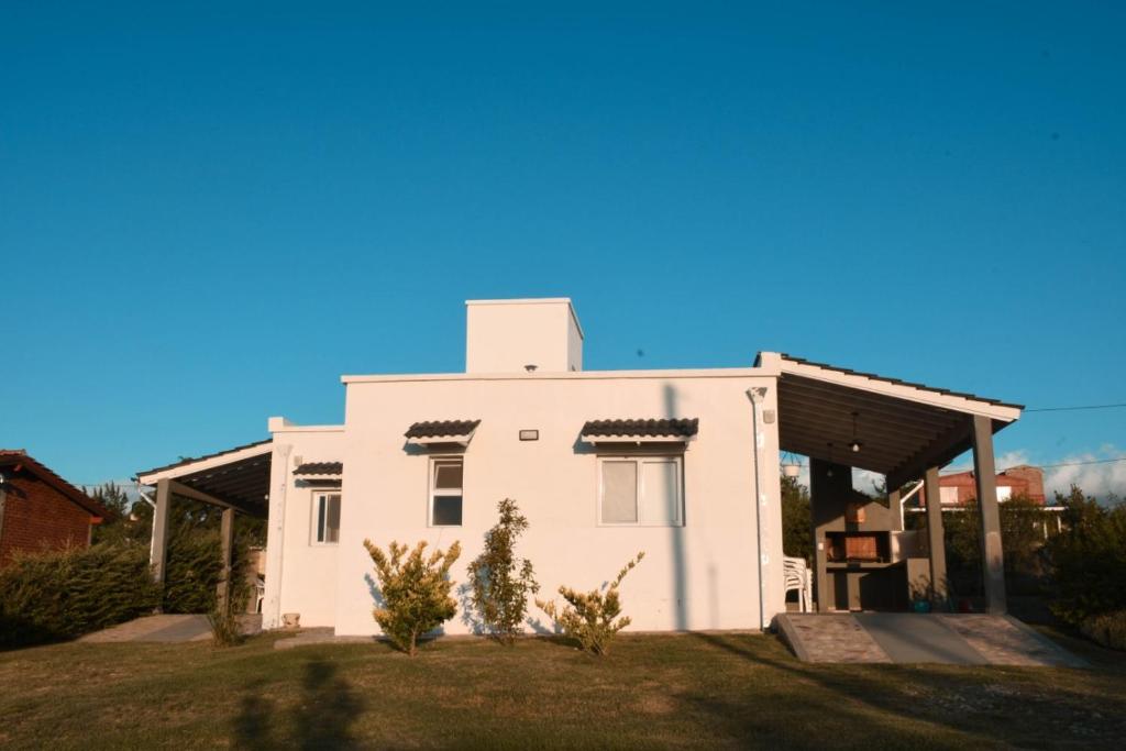 una casa bianca con tetto di La Catalina Traslasierra a Nono