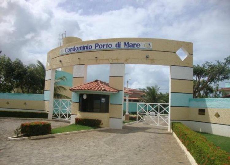 a building with a sign that reads corrientes puerto mace at condomínio Porto di Mare Casa 22 ALAGOAS in Paripueira