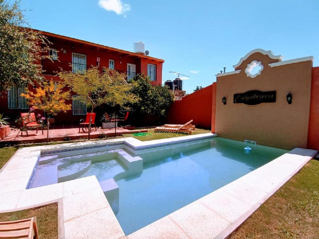 una piscina en el patio de un edificio en La Caballeriza Alojamiento Alta Gracia en Alta Gracia