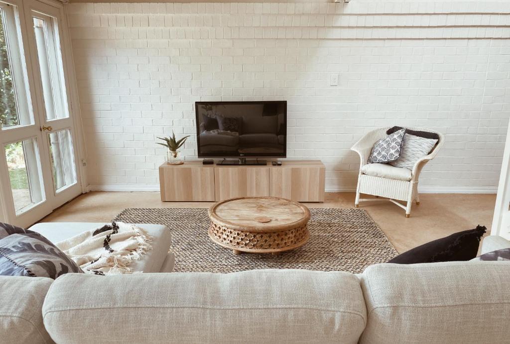 塔南達的住宿－The Loft - beautiful central Barossa apartment，带沙发和平面电视的客厅