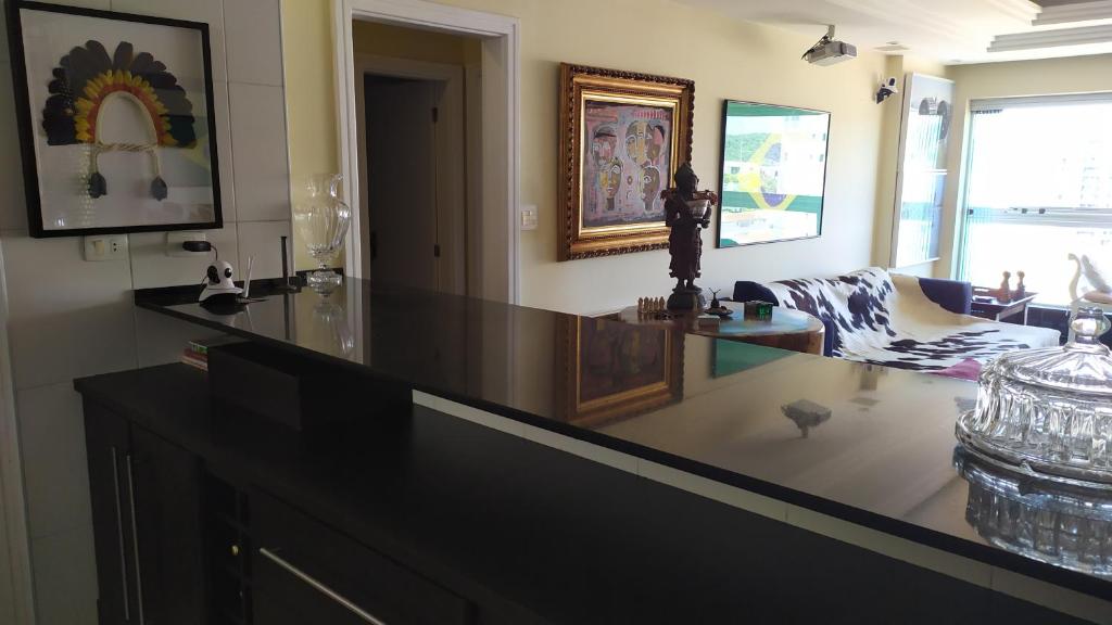  Apartamento acomoda 4 pessoas - Bairro Ponta da Praia - Santos SP
