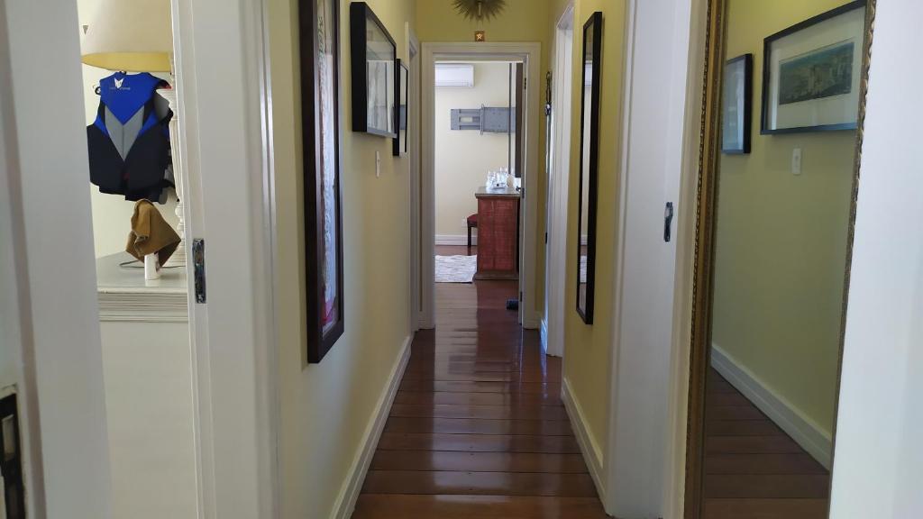  Apartamento acomoda 4 pessoas - Bairro Ponta da Praia - Santos SP