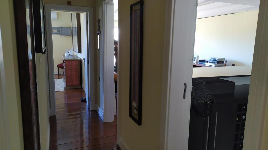  Apartamento acomoda 4 pessoas - Bairro Ponta da Praia - Santos SP