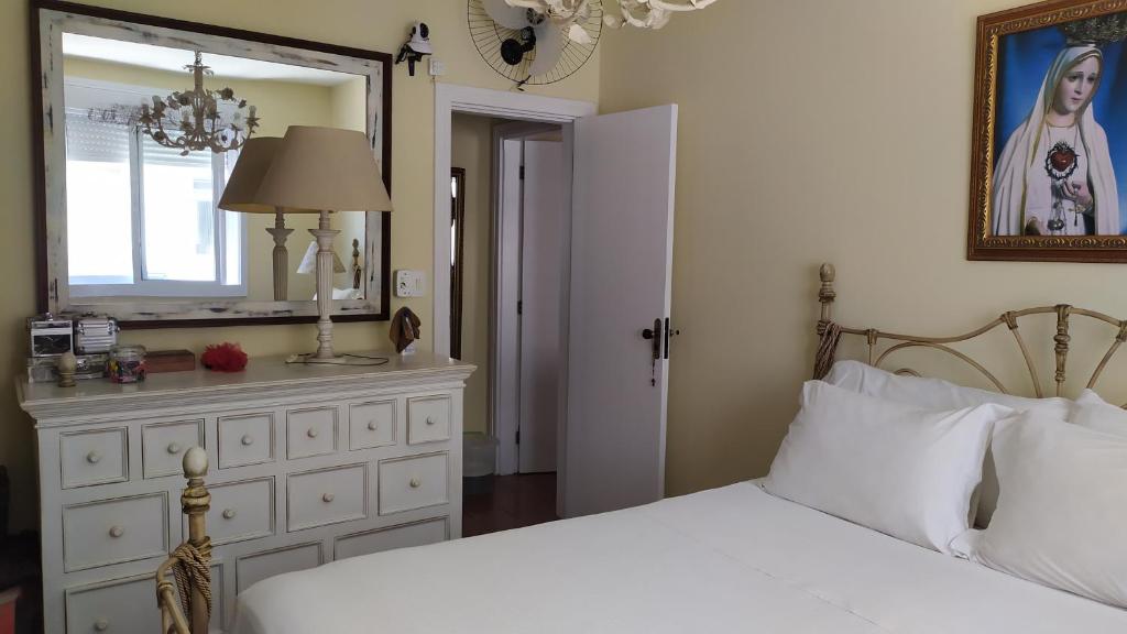  Apartamento acomoda 4 pessoas - Bairro Ponta da Praia - Santos SP