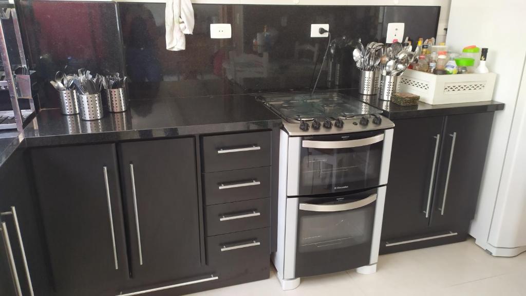  Apartamento acomoda 4 pessoas - Bairro Ponta da Praia - Santos SP