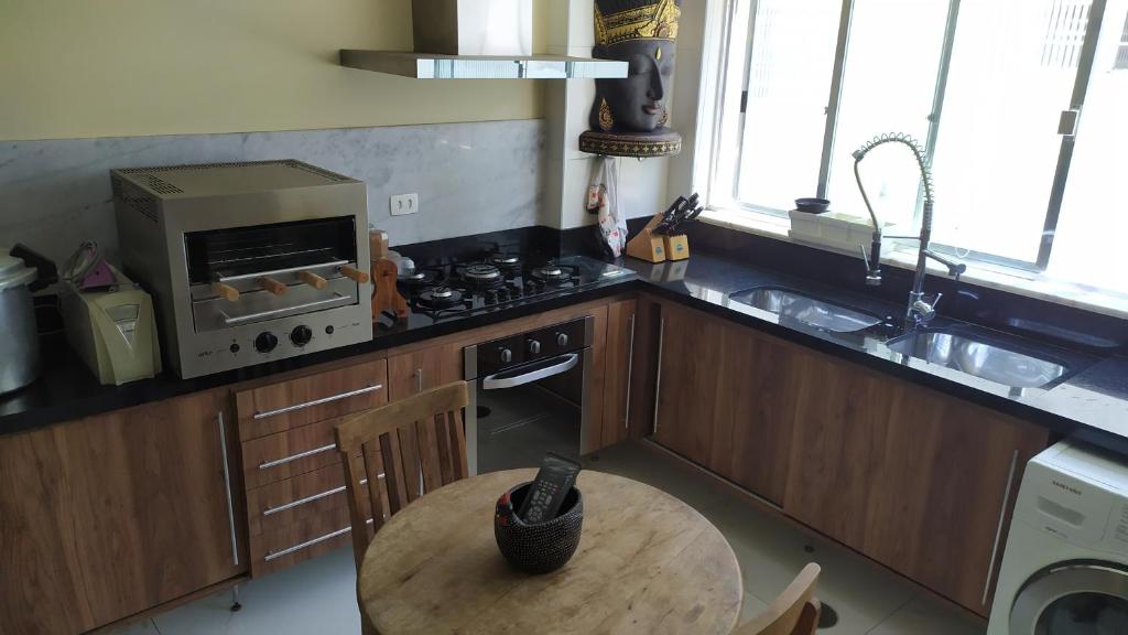 Apartamento acomoda 4 pessoas - Bairro Ponta da Praia - Santos SP