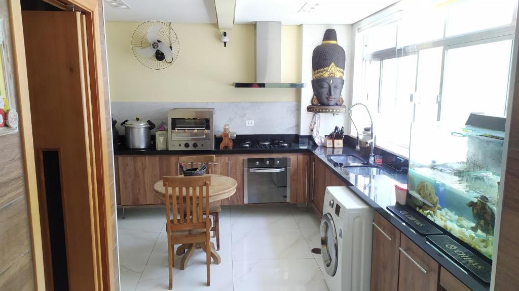  Apartamento acomoda 4 pessoas - Bairro Ponta da Praia - Santos SP