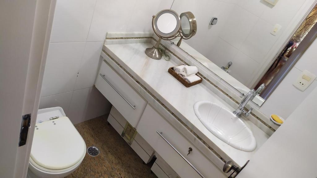  Apartamento acomoda 4 pessoas - Bairro Ponta da Praia - Santos SP