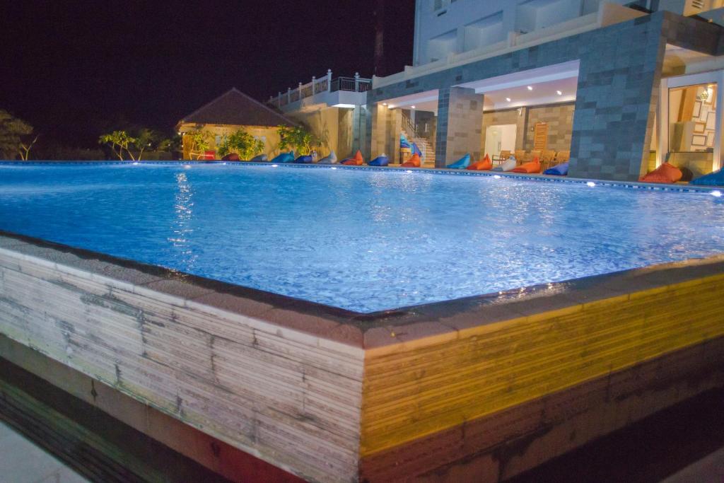 Bazén v ubytování Pollos Hotel & Gallery nebo v jeho okolí