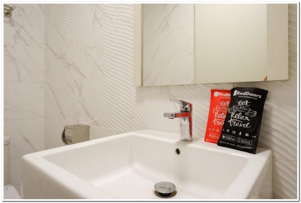 RedDoorz Plus @ Madukoro Raya Semarang - Standard Twin Room