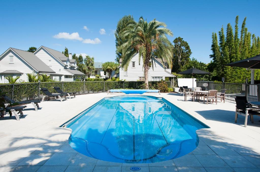 拉塞爾的住宿－Kingfisher Cottage - Russell Cottages Collection，庭院里的一个蓝色海水游泳池