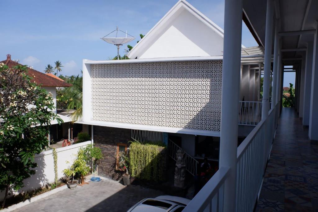 an external view of a house with a balcony at Pemondokan Pratama in Nusa Dua