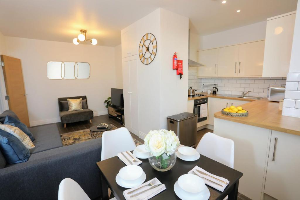 Aisiki Living at Upton Rd, Multiple 1, 2, or 3 Bedroom Apartments, King or  Twin beds with FREE WIFI and PARKING, Watford – Prezzi aggiornati per il  2023