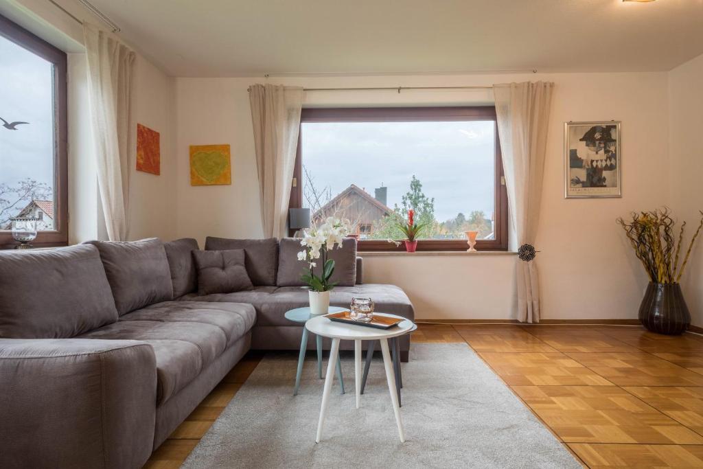 ein Wohnzimmer mit einem Sofa und einem Tisch in der Unterkunft Fewo Hotz am Golfclub Lindau 1a in Lindau