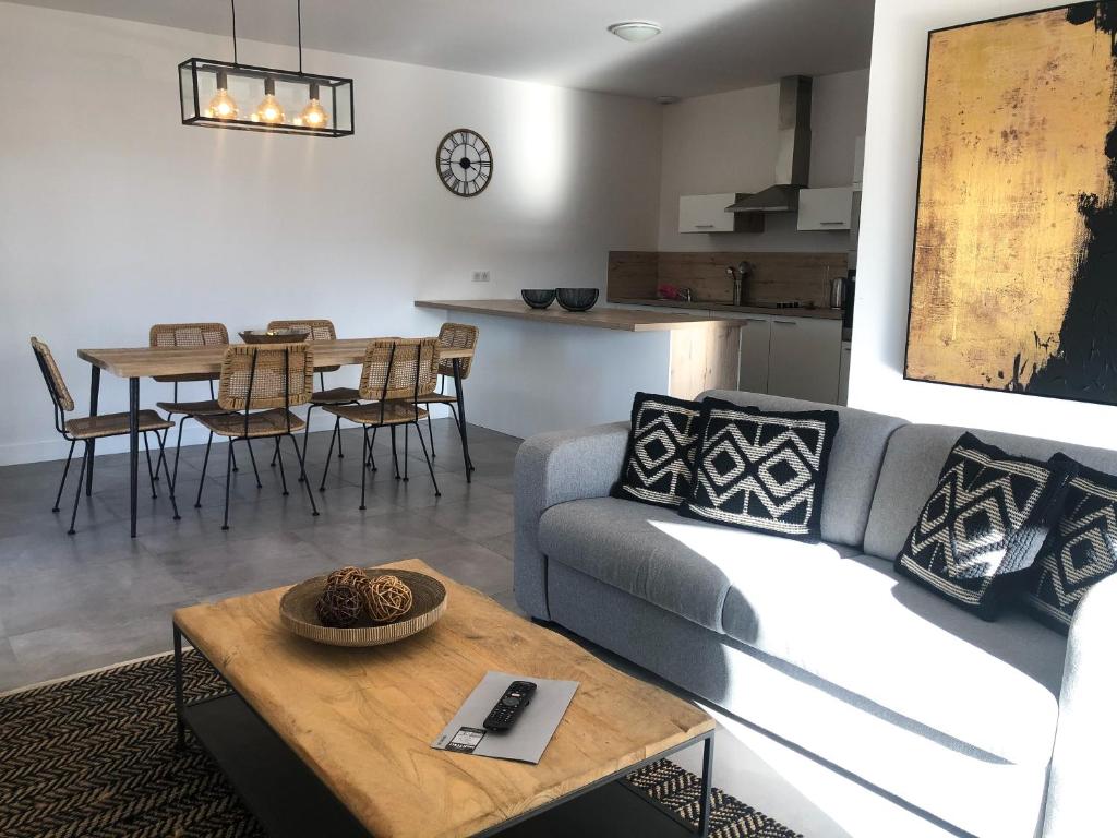 un salon avec un canapé et une table dans l'établissement Appartement 2 chambres Monte Stella, à Monticello